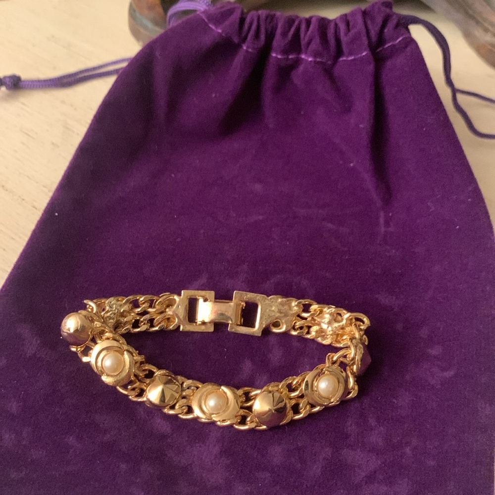 Elegant Gold and Pearl Bracelet